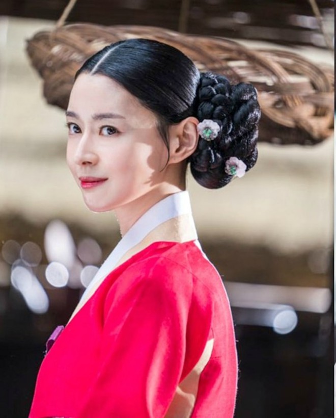 Chuyện thật như đùa: Tình tin đồn của Lee Jong Suk đóng phim cổ trang, netizen liền phản đối chỉ vì cô nàng... quá xinh! - Ảnh 2.