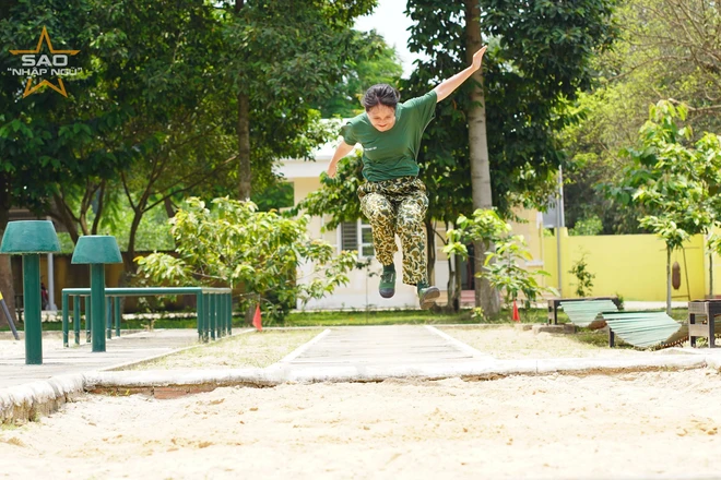 Mũi trưởng Long luôn tủm tỉm với Hậu Hoàng nhưng Sao Nhập Ngũ vẫn cho rằng cả hai giống... chị em - Ảnh 3.