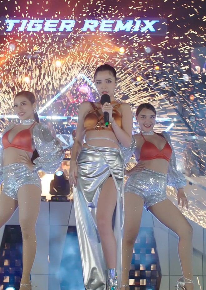 Bích Phương diện đồ buộc dây táo bạo nhưng lại sồ sề bụng mỡ, mẹ ruột vào ngay bóc phốt và fan phản ứng bất ngờ - Ảnh 4.