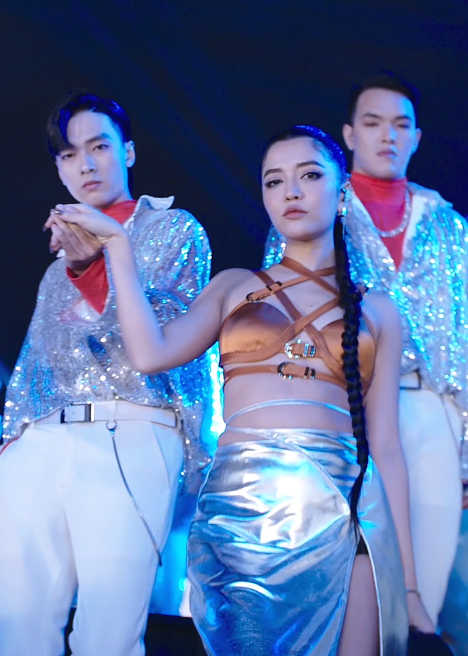 Bích Phương diện đồ buộc dây táo bạo nhưng lại sồ sề bụng mỡ, mẹ ruột vào ngay bóc phốt và fan phản ứng bất ngờ - Ảnh 2.