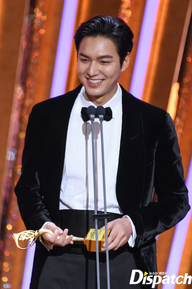 Lee Min Ho lâu lắm mới dự lễ trao giải SBS Drama Awards 2020, ai ngờ gây tranh cãi dữ dội vì lộ dấu hiệu lão hóa - Ảnh 3.