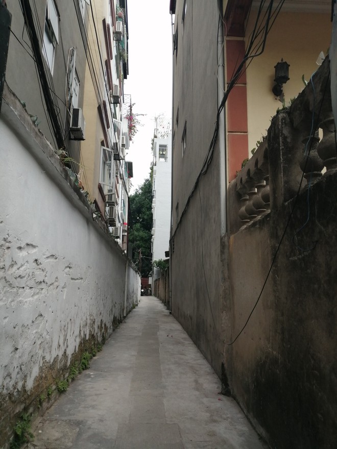 Mua mảnh đất trong ngõ Ba Đình, vợ chồng trẻ xây ngôi nhà nhỏ mà có võ, chỉ rộng 30m2 mà sang như biệt thự - Ảnh 1.