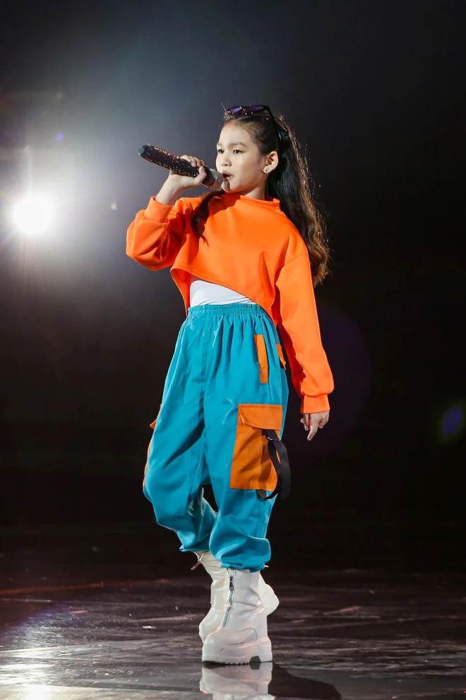 Giọng Hát Việt Nhí: Cô bé 13 tuổi khiến dàn HLV lôi cả rap Việt, top 1 trending, Phúc Du vào tranh cãi - Ảnh 4.