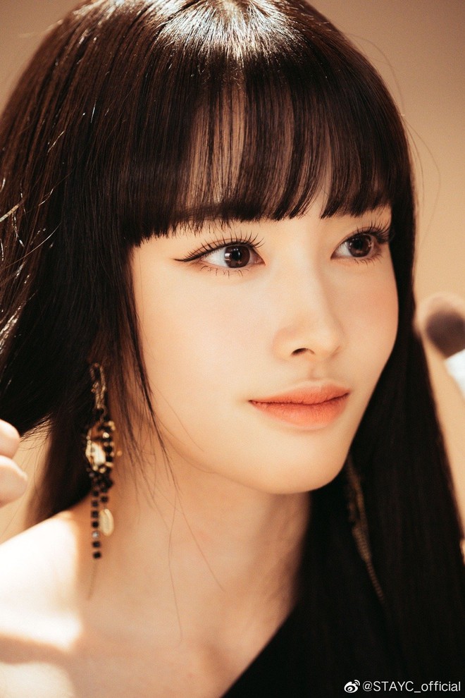 4 nữ idol sinh năm 2004 bỗng nổi như cồn vì quá xinh đẹp: Người thành “thánh body”, người được so với “tóc mái tiền tỷ” của Lisa - Ảnh 7.