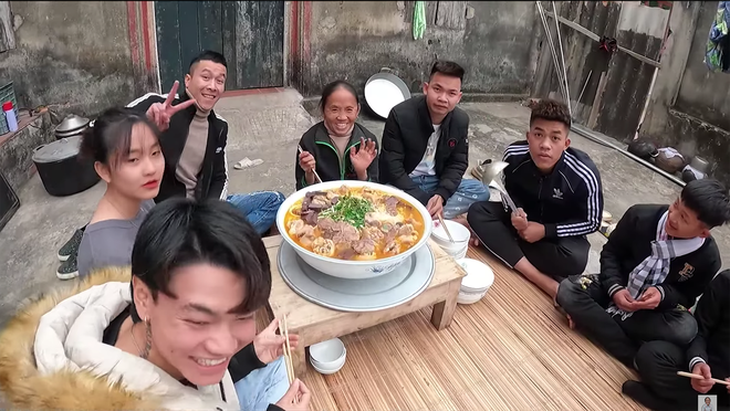 Bà Tân Vlog dùng hẳn ớt bột Hàn Quốc để nấu... bún bò Huế, tưởng sai sai nhưng nhìn kết quả cũng rất gì và này nọ - Ảnh 6.