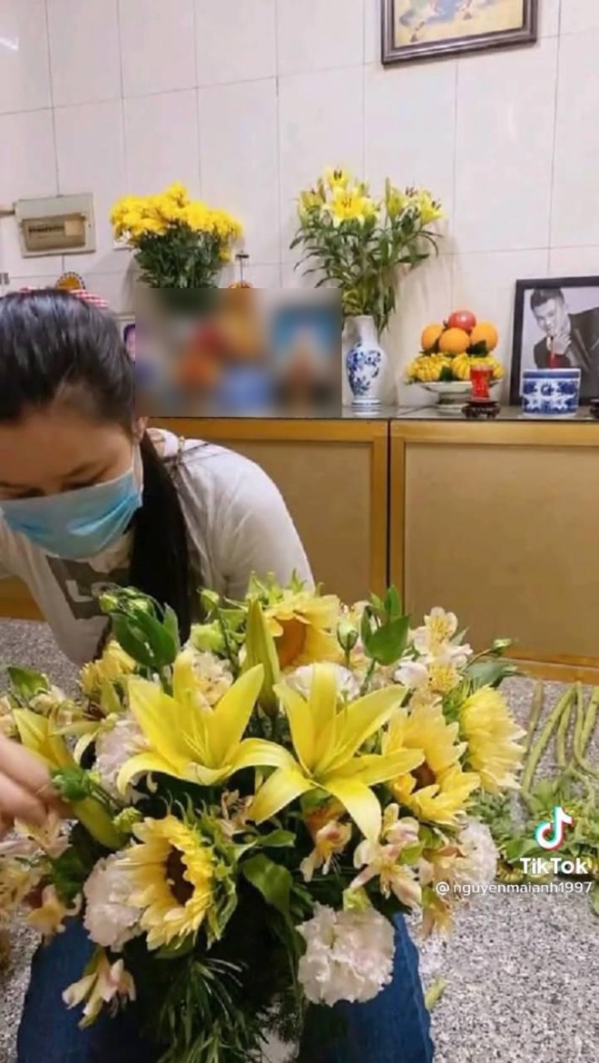 Vợ cố ca sĩ Vân Quang Long đã lộ diện sau drama đấu tố, lặng lẽ đến cắm hoa ở nơi thờ phụng chồng - Ảnh 2.