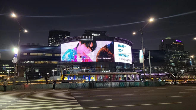 Hanbin chụp hình với bảng LED mừng sinh nhật tại Hàn Quốc, cảm ơn fan nhưng còn tận 71 cái đang chờ được check-in kia kìa! - Ảnh 1.