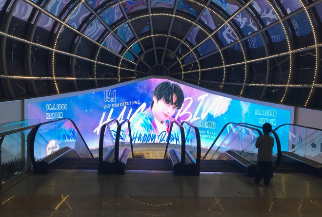 Hanbin chụp hình với bảng LED mừng sinh nhật tại Hàn Quốc, cảm ơn fan nhưng còn tận 71 cái đang chờ được check-in kia kìa! - Ảnh 3.