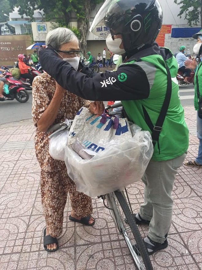 Thành viên nhóm Ánh Sáng Từ Tâm: Người ta không tin chạy xe ôm có tiền làm từ thiện - Ảnh 1.