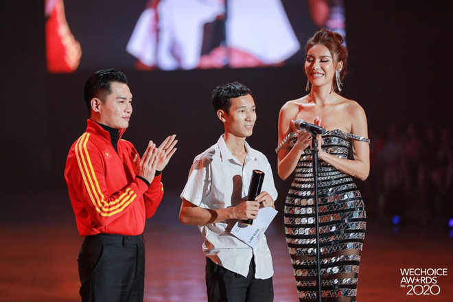 Minh Tú và Võ Hoàng Yến như người khổng lồ, biến dàn khách mời thành tí hon trên sân khấu WeChoice 2020 - Ảnh 3.