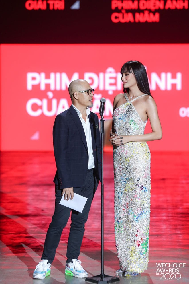Minh Tú và Võ Hoàng Yến như người khổng lồ, biến dàn khách mời thành tí hon trên sân khấu WeChoice 2020 - Ảnh 5.