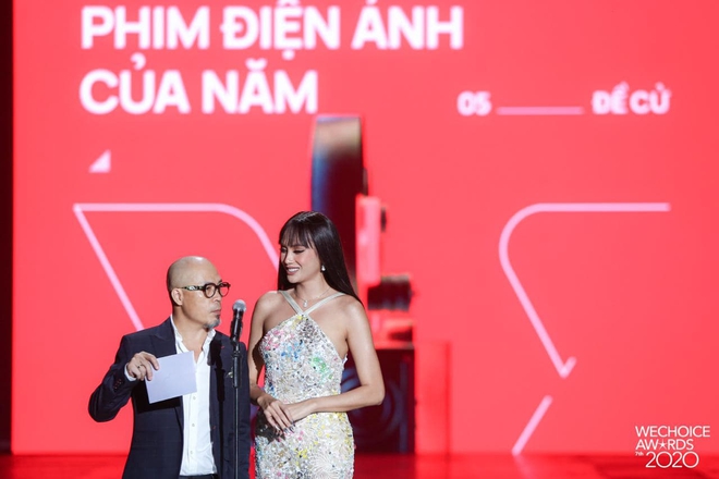 Minh Tú và Võ Hoàng Yến như người khổng lồ, biến dàn khách mời thành tí hon trên sân khấu WeChoice 2020 - Ảnh 9.