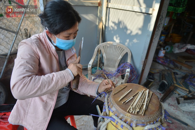 Làng nghề làm trống bằng da trâu hơn 1000 tuổi ở Hà Nam: Năm nay dịch, đơn hàng ít nhưng Tết vẫn phải thuê thêm người - Ảnh 7.