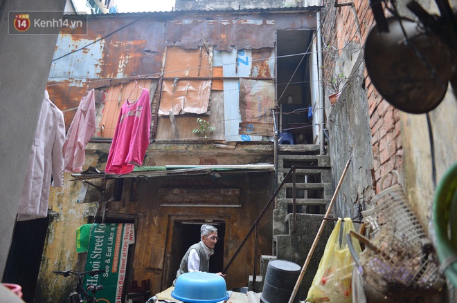Cặp vợ chồng hơn 40 năm sống trên nóc nhà vệ sinh ở phố cổ kể về những cái Tết không bánh kẹo, họ hàng không ai đến chúc Tết - Ảnh 2.