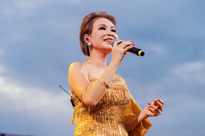 Hà Trần - Uyên Linh đọ giọng ép phê tại mini show đón hoàng hôn trên bãi biển, Hà Lê hát nhạc Trịnh nhưng vẫn giữ tinh thần Underground - Ảnh 2.