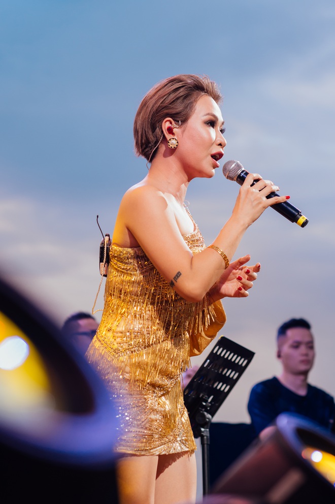 Hà Trần - Uyên Linh đọ giọng ép phê tại mini show đón hoàng hôn trên bãi biển, Hà Lê hát nhạc Trịnh nhưng vẫn giữ tinh thần Underground - Ảnh 3.