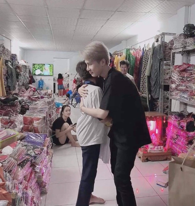 Giữ đúng lời hứa, Jack tìm đến tận nhà fan nhí may mắn, ôm lấy cậu bé lại còn tặng quà làm fan ghen nổ Đom Đóm mắt! - Ảnh 4.