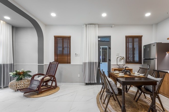Cải tạo nhà cũ và xấu trong hẻm thành nơi ở đẹp mê, mỗi góc đều “lột xác” 100%, xịn nhất là ban công sáng sủa - Ảnh 3.