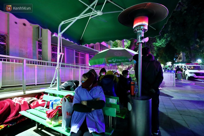 Người dân quây quần dưới 20 cây sưởi tỏa nhiệt trong bệnh viện giữa đêm đông buốt giá ở Hà Nội: Màn trời chiếu đất trông người bệnh, giờ đã ấm hơn rồi - Ảnh 8.