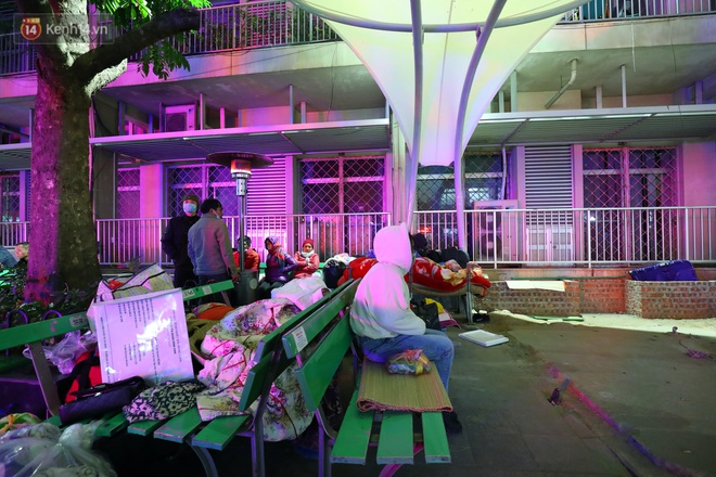 Người dân quây quần dưới 20 cây sưởi tỏa nhiệt trong bệnh viện giữa đêm đông buốt giá ở Hà Nội: Màn trời chiếu đất trông người bệnh, giờ đã ấm hơn rồi - Ảnh 11.