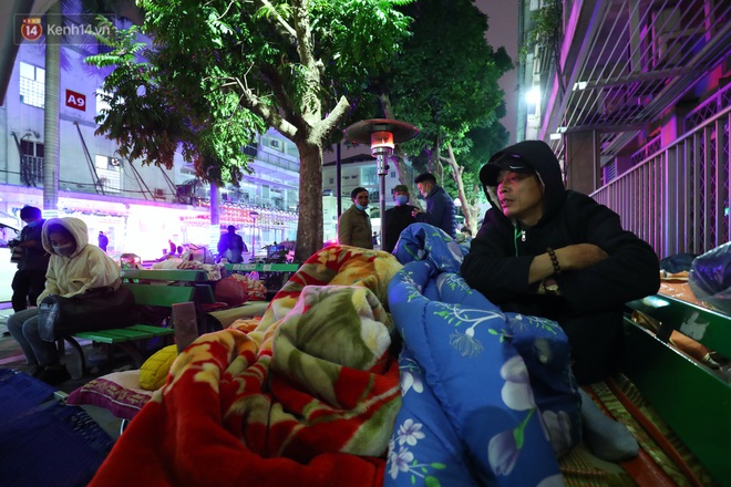 Người dân quây quần dưới 20 cây sưởi tỏa nhiệt trong bệnh viện giữa đêm đông buốt giá ở Hà Nội: Màn trời chiếu đất trông người bệnh, giờ đã ấm hơn rồi - Ảnh 12.