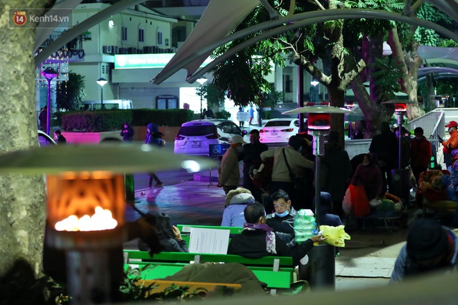 Người dân quây quần dưới 20 cây sưởi tỏa nhiệt trong bệnh viện giữa đêm đông buốt giá ở Hà Nội: Màn trời chiếu đất trông người bệnh, giờ đã ấm hơn rồi - Ảnh 14.