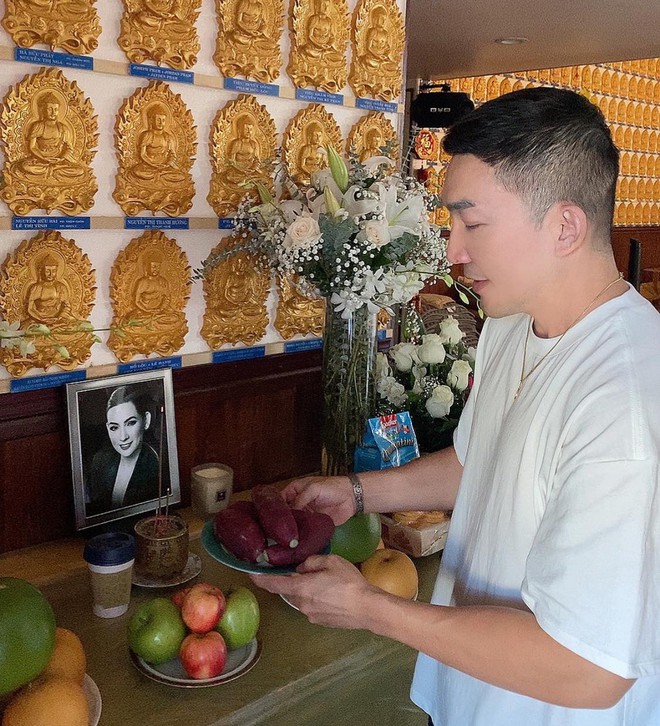 Trên bàn thờ cố ca sĩ Phi Nhung tại tang lễ Mỹ có đặt 1 món từng khiến NS Việt Hương khóc nghẹn khi nhắc đến! - Ảnh 4.