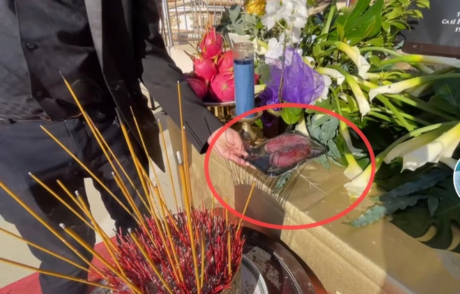Trên bàn thờ cố ca sĩ Phi Nhung tại tang lễ Mỹ có đặt 1 món từng khiến NS Việt Hương khóc nghẹn khi nhắc đến! - Ảnh 3.