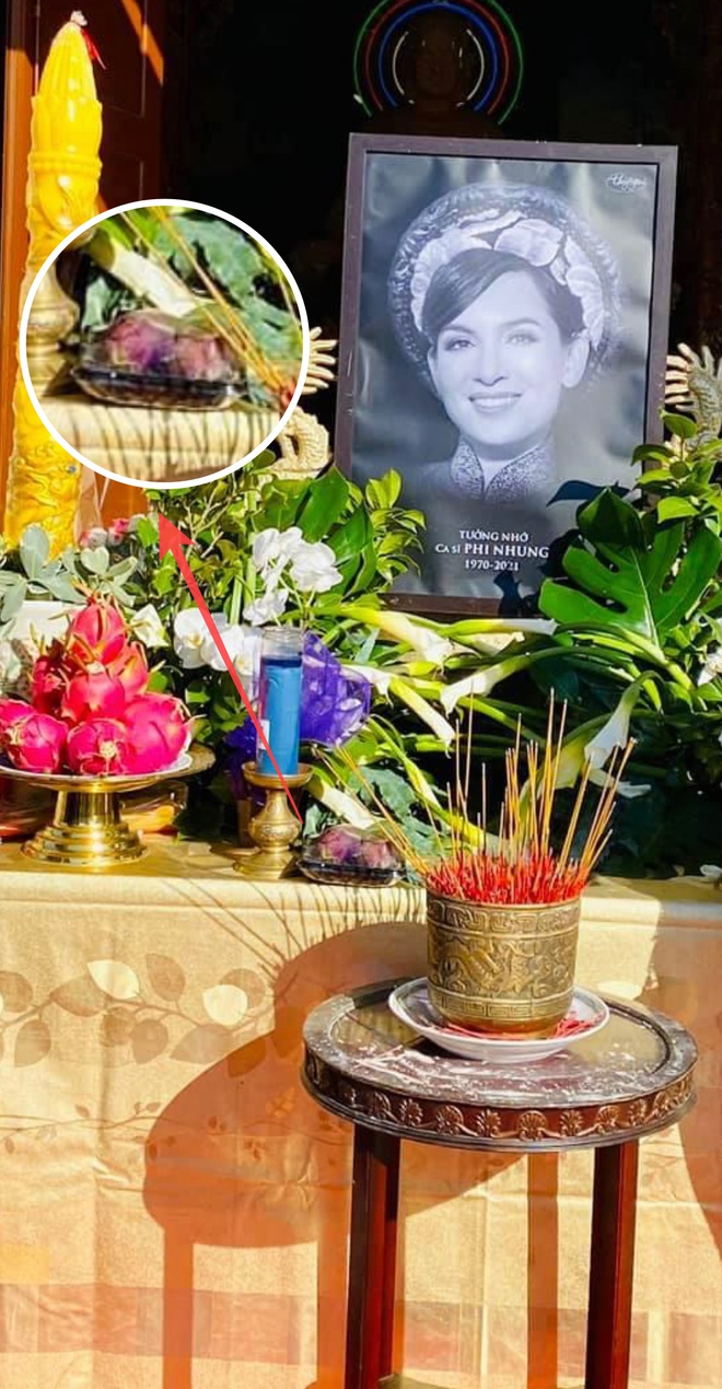 Trên bàn thờ cố ca sĩ Phi Nhung tại tang lễ Mỹ có đặt 1 món từng khiến NS Việt Hương khóc nghẹn khi nhắc đến! - Ảnh 2.