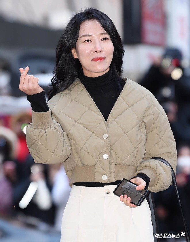 Ngã ngửa với nhan sắc thật của dàn cast Hometown Cha-Cha-Cha: Shin Min Ah lép vế nữ phụ, trùm cuối gây sốc cực mạnh - Ảnh 11.