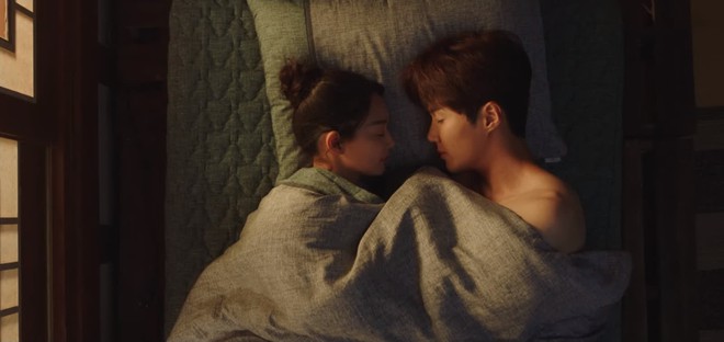 TẬP CUỐI Hometown Cha-Cha-Cha ngọt sâu răng: Shin Min Ah cầu hôn Kim Seon Ho, có cả cảnh giường chiếu đây này! - Ảnh 5.