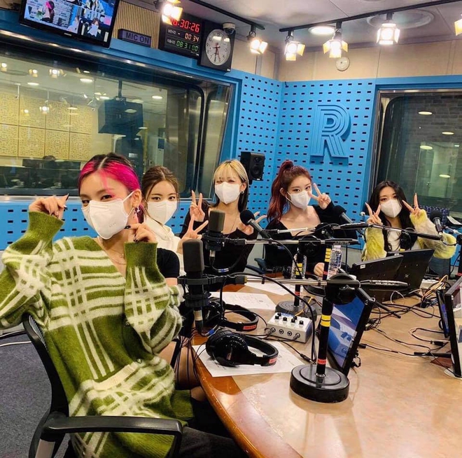 JYP quá đáng lắm rồi: Cho ITZY chạy show không kịp ăn tối, Wendy (Red Velvet) có hành động bất ngờ khiến Ryujin lúng túng - Ảnh 9.