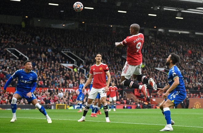 Ronaldo vào sân từ ghế dự bị, MU thoát thua hú vía trên sân nhà Old Trafford - Ảnh 14.