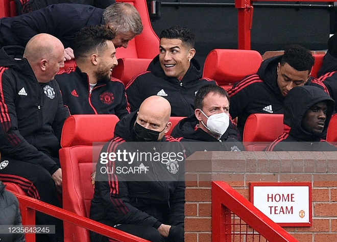 Ronaldo vào sân từ ghế dự bị, MU thoát thua hú vía trên sân nhà Old Trafford - Ảnh 8.