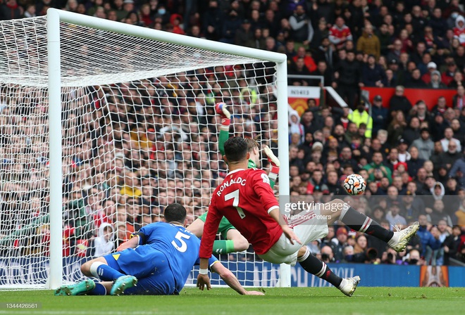 Ronaldo vào sân từ ghế dự bị, MU thoát thua hú vía trên sân nhà Old Trafford - Ảnh 5.