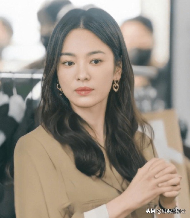 Rộ tin Song Hye Kyo chỉ là kẻ thế vai ở phim với trai trẻ Jang Ki Yong, netizen nghe mà bất bình hộ chị đẹp - Ảnh 2.