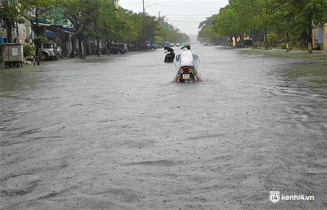 Ảnh: Đường quốc lộ ở Quảng Nam thành sông, dân lội nước ngập ngang bụng để về nhà - Ảnh 8.