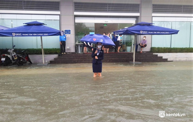 Ảnh: Đường quốc lộ ở Quảng Nam thành sông, dân lội nước ngập ngang bụng để về nhà - Ảnh 7.