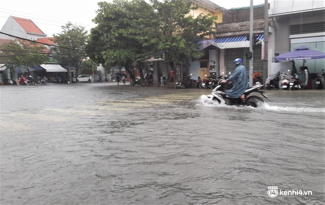 Ảnh: Đường quốc lộ ở Quảng Nam thành sông, dân lội nước ngập ngang bụng để về nhà - Ảnh 9.