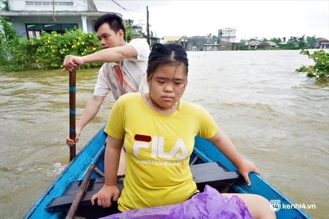 Ảnh: Lũ nhấn chìm nhiều khu dân cư ở Tam Kỳ, người dân bỏ của chạy lấy người vì nước lên nhanh - Ảnh 10.