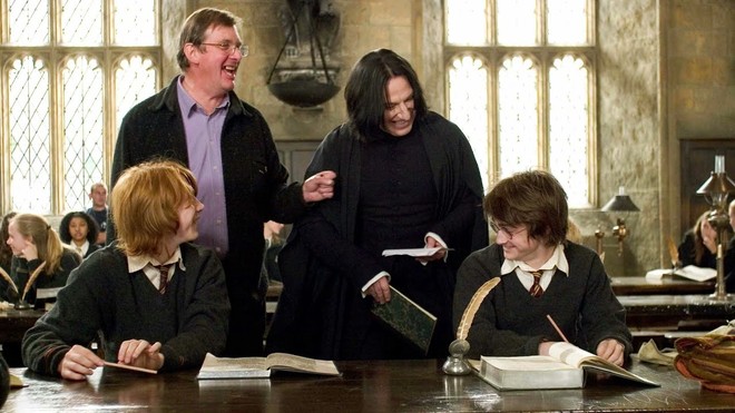 10 ảnh hậu trường Harry Potter cực hiếm, xem mà bồi hồi: Harry dám dan díu với kẻ địch, tài tử Voldemort cũng làm điều không tưởng! - Ảnh 7.