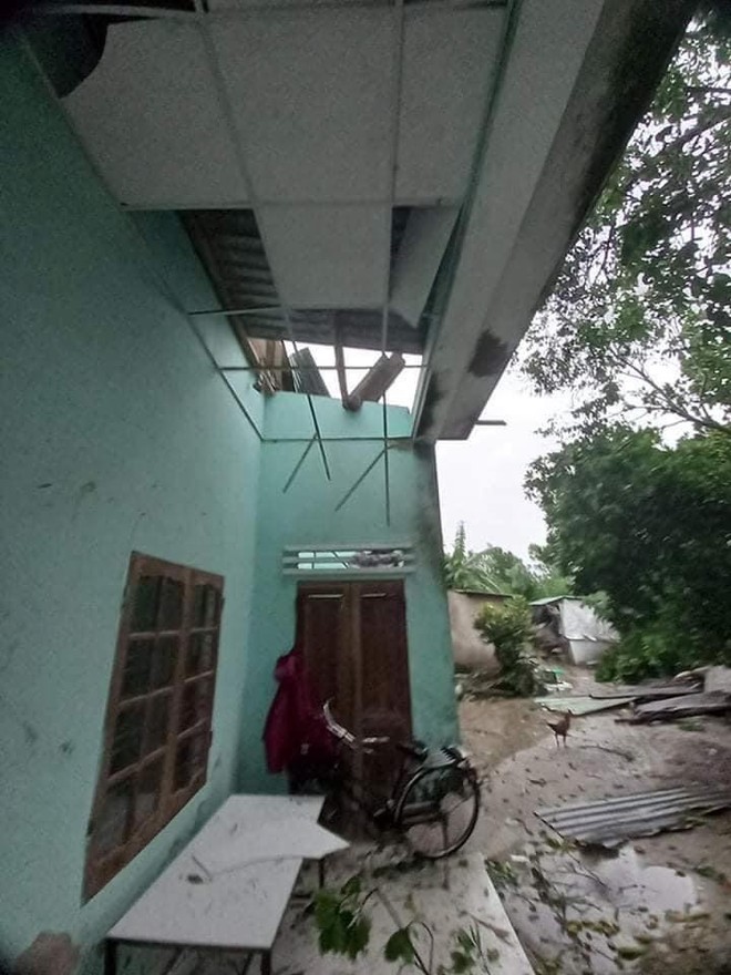 Clip: Lốc xoáy kinh hoàng làm tốc mái hàng chục nhà dân ở Đà Nẵng - Ảnh 7.