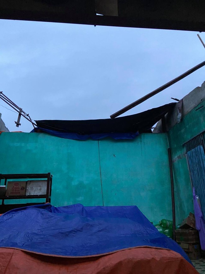 Clip: Lốc xoáy kinh hoàng làm tốc mái hàng chục nhà dân ở Đà Nẵng - Ảnh 4.
