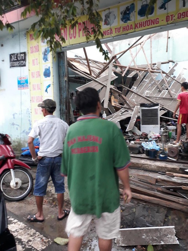Clip: Lốc xoáy kinh hoàng làm tốc mái hàng chục nhà dân ở Đà Nẵng - Ảnh 5.