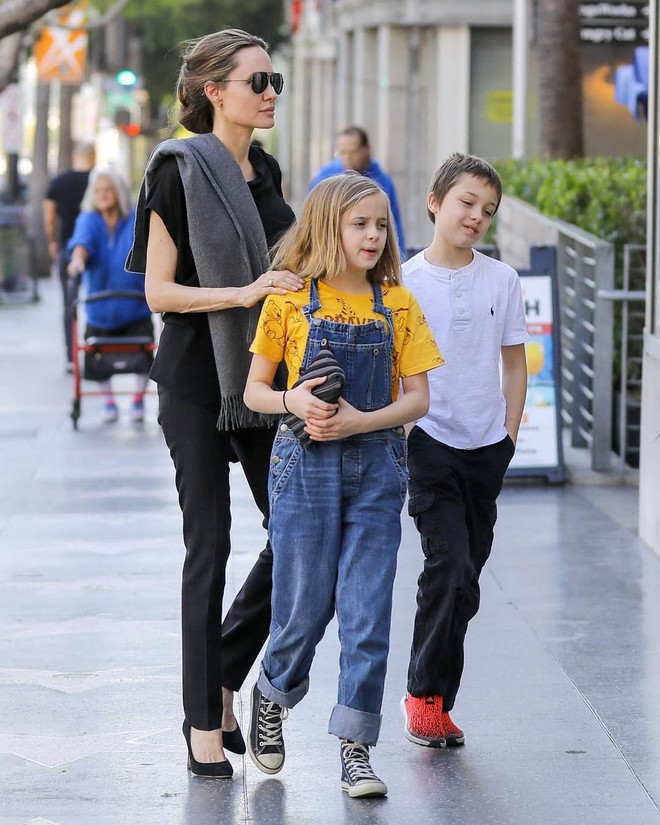 Angelina Jolie và ái nữ đi mua sắm thôi cũng náo loạn khu phố, biểu cảm sợ sệt hoảng loạn của sao nhí Maleficent gây lo lắng - Ảnh 10.