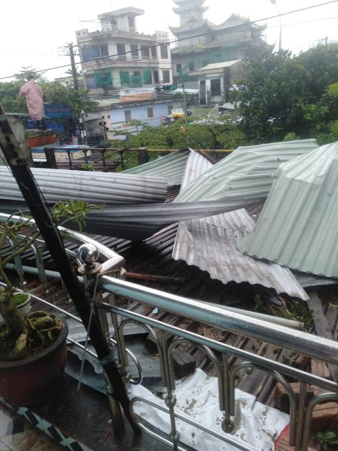Clip: Lốc xoáy kinh hoàng làm tốc mái hàng chục nhà dân ở Đà Nẵng - Ảnh 3.