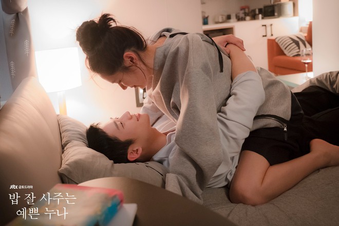 Nào phải Hyun Bin, đây mới là nam thần mà Son Ye Jin cưng hết mực: Công khai tình tứ ở họp báo, cảnh nóng quá trời luôn! - Ảnh 17.