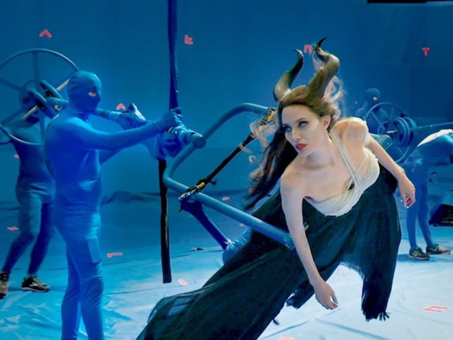 Xỉu ngang sự thật đôi cánh của Maleficent: Lên phim hoành tráng thế này, hậu trường tụt mood cả ngày cho xem! - Ảnh 5.