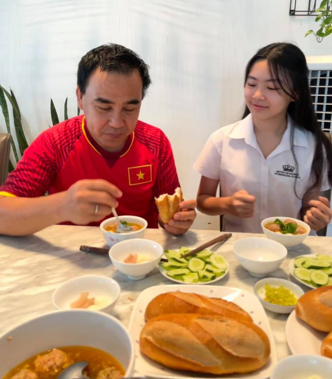 4 tháng rong ruổi làm thiện nguyện, MC Quyền Linh đã được ăn cơm cùng con gái, má lúm của ái nữ chiếm trọn spotlight - Ảnh 3.