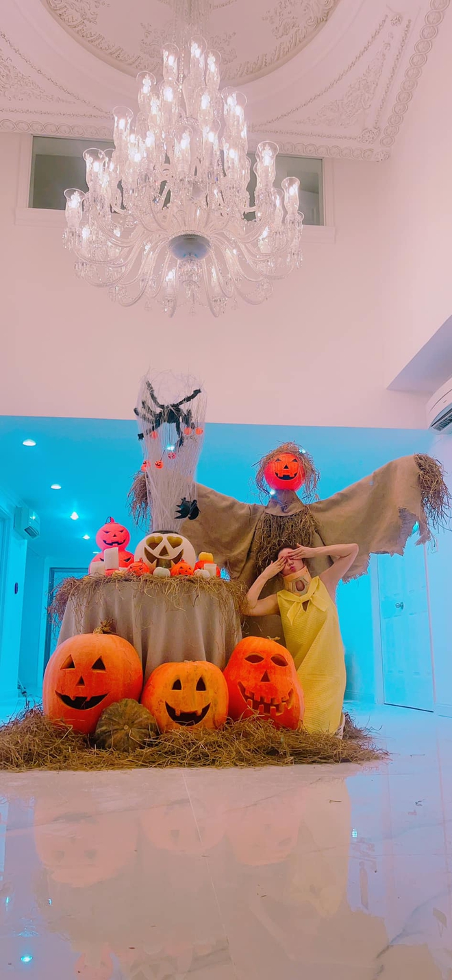 Không khí Halloween rộn ràng của dàn sao Vbiz: Lý Nhã Kỳ chơi lớn trong bạch dinh, đố nhận ra các nhóc tỳ khi hoá trang? - Ảnh 2.